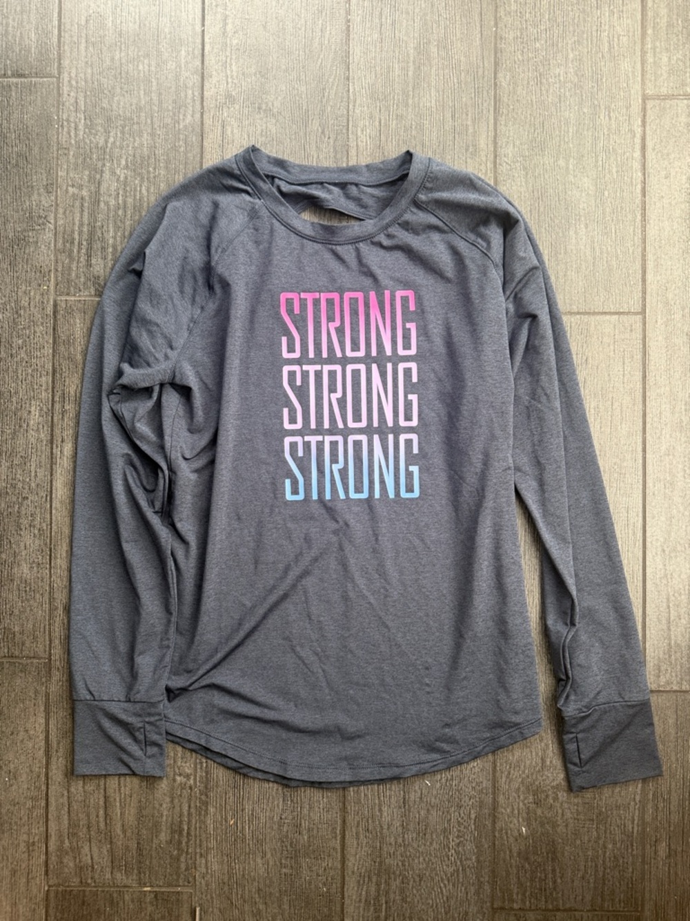 🔥Stitch Fix RUNWAY Girls' Dark Gray Long Sleeve Tee with 'STRONG' Ombre Print